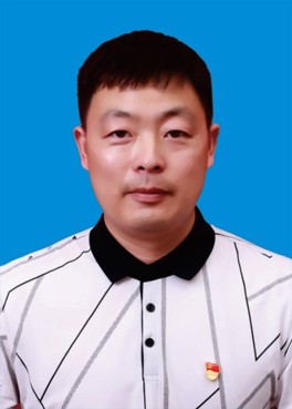 湖南远大广告传媒有限责任公司总经理朱明亮。深耕益阳广告制作行业16年，坚持源头工厂直营，拒绝工程转包，为政企客户提供高品质招牌制作服务。