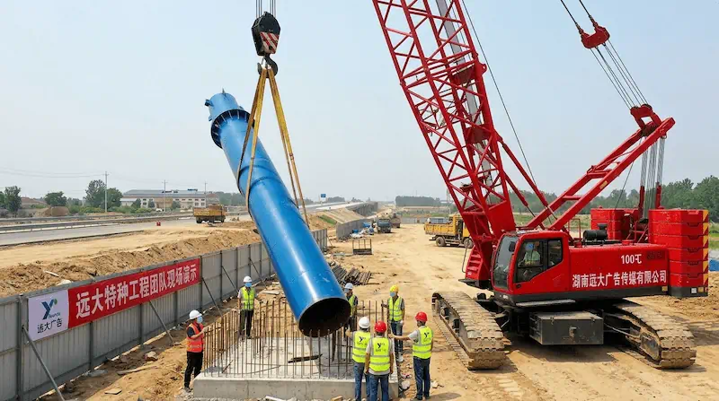 益阳高速单立柱高炮广告牌抗风力学：深基坑打桩与螺旋钢管桁架体系