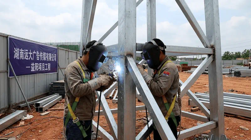 益阳市政工地围挡抗倾覆力学规范：深基坑预埋与三角防风斜撑钢构