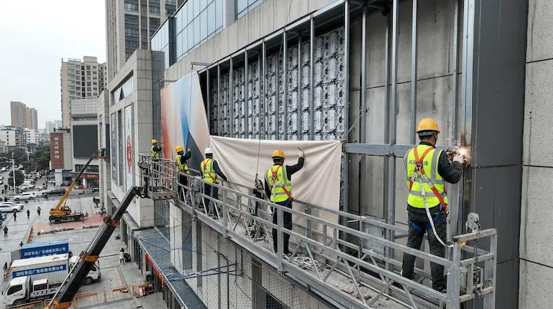 益阳商场外墙无缝软膜灯箱光学布阵：1440dpi内光直喷与暗斑消除技术