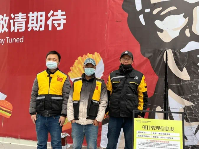 湖南远大广告1500平米源头大厂的生产与施工铁军。从源头激光切割、无尘烤漆到现场组装，拒绝草台班子，为您打造经得起时间检验的城市地标。